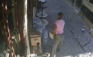 Alaçatı'da hırsız içeçekleri alıyor