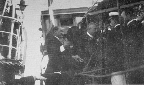 Atatürk, Burgaz Vapuru'ndan Gülcemal Vapuru'na geçerken